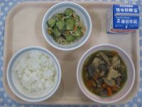 ごはん、炒りどり、ごまみそ酢和え