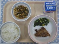 ごはん、とり肉のパン粉焼き、ほうれん草のソテー、糸こんぶの炒めに