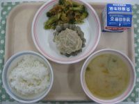 ごはん、ジャンボしゅうまい、ブロッコリーのおかか和え、みそ汁