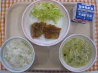 ごはん、くまのなまずのかばやき、ゆでキャベツ、塩ちゃんこ汁