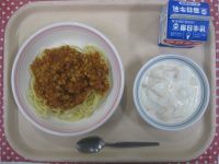 大豆入りミートソーススパゲティ、フルーツヨーグルト