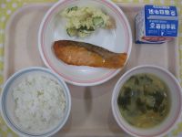 ごはん、さかなの塩焼き、ポテトサラダ、みそ汁