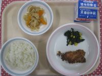 ごはん、とり肉のパン粉焼き、ほうれん草のソテー、切干し大根のにもの