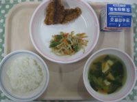 ごはん、くまのなまずのかば焼き、いんげんのごま和え、中華スープ
