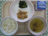 ごはん、鶏肉のレモン揚げ、ほうれん草のソテー、ジャーマンスープ