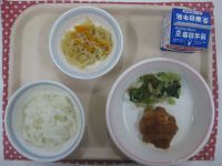 ごはん、鶏肉のBBQソース、小松菜のおかかあえ、切干し大根の煮物