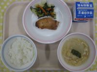 ごはん、鶏肉のごま照り焼き、白菜と小松菜のこんぶあえ、みそ汁
