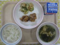 ごはん、鶏肉の竜田揚げ、ごまあえ、みそ汁