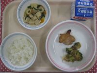 鶏肉のマーマレード焼き、ブロッコリーのおかかあえ、高野豆腐の煮物