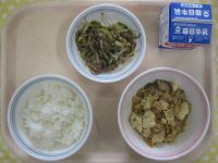 ごはん、炒り豆腐、焼き肉サラダ