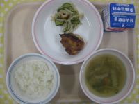 ごはん、鶏肉の梅肉焼き、きゅうりのごまあえ、具だくさんみそ汁