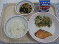ごはん、しゃけの塩焼き、おかかあえ、大豆のいそ煮