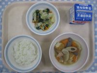 ごはん、おでん風煮、ほうれん草とツナのサラダ