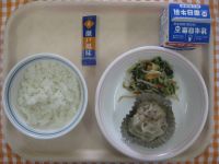 ごはん、ジャンボしゅうまい、小松菜のごま和え、ふりかけ