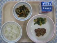 ごはん、鶏肉のパン粉焼き、いんげんソテー、糸こんぶの炒め煮