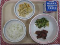 ごはん、まぐろのケチャップ煮、ブロッコリーのおかかあえ、とふの粉