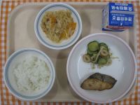 ごはん、さかなの照り焼き、きゅうりのごまあえ、切干し大根の煮物