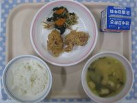ごはん、とり肉の竜田揚げ、おかかあえ、とうふのみそ汁