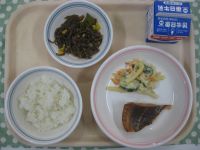 ごはん、しゃけの塩焼き、マカロニサラダ、糸こんソテー