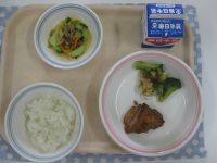 ごはん、鶏肉のごま照り焼き、ブロッコリーのおかか和え、春雨とひき肉の甘辛炒め