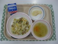 ウィンナーピラフ、野菜スープ、リンゴ