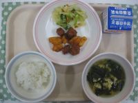 ごはん、マグロのケチャップ煮、やさいソテー、かきたまじる