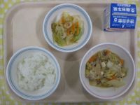 ごはん、にくどうふ、うめごまあえ