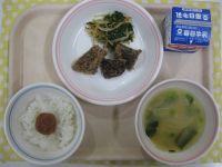 ごはん、くじらのたつたあげ、さんしょくあえ、だいこんのみそしる、うめぼし
