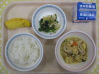 ごはん、おやこに、ごまあえ、バナナ