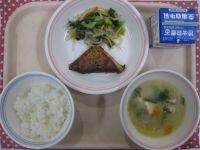 ごはん、さかなの照り焼き、チンゲン菜のナムル、豚汁