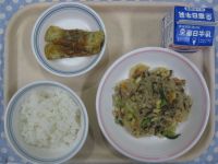 ごはん、春雨とひき肉の甘辛炒め、ちくわの磯部揚げ