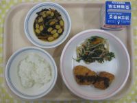 ごはん、ささみのフライ、野菜のおかかあえ、大豆のいそ煮