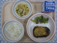 ごはん、しゃけのマヨネーズ焼き、ブロッコリーのおかかあえ、とふの粉の煮物