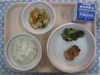 ごはん、鶏肉の梅肉焼き、ブロッコリーのおかかあえ、高野豆腐の煮物