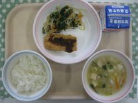 ごはん、なまずのフライ、小松菜のごまあえ、豚汁※新宮市産の小松菜とくまのなまずを使用しています。