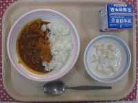 ハヤシライス、フルーツヨーグルト