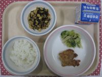 ごはん、鶏肉のレモン揚げ、小松菜のおかかあえ、大豆のいそ煮