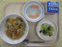 豚丼、きゅうりもみ、三色ゼリー