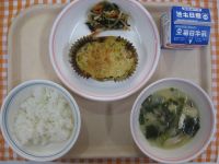 ごはん、しゃけのマヨネーズ焼き、野菜のおかか和え、白菜のみそ汁