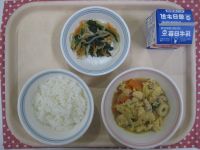 ごはん、親子煮、ごまあえ