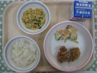 ごはん、鶏肉の竜田揚げ、マカロニサラダ、とふの粉の煮物