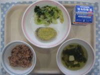 赤飯、さつまいもの天ぷら、小松菜のおかかあえ、すまし汁