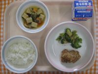 ごはん、鶏肉のパン粉焼き、ブロッコリーのおかか和え、高野豆腐の着物