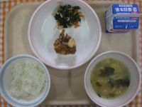 ご飯、鶏肉の竜田揚げ、野菜のおかか和え、たまねぎのみそ汁