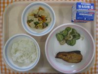 ご飯、さかなの照り焼き、きゅうりのごまあえ、高野豆腐の煮物