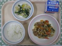 ご飯、チンジャオロース、ポパイサラダ