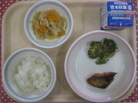 ご飯、さかなの西京焼き、ブロッコリーのおかかあえ、切干し大根の炒め煮