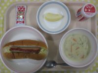 ホットドック、ホワイトシチュー、りんご、ジョア