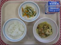 ご飯、炒り豆腐、ハリハリサラダ