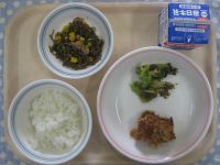 ご飯、鶏肉のパン粉焼き、ブロッコリーのおかか和え、糸こんソテー